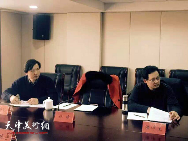 天津市美协副秘书长潘津生、天津市美协展览部部长张福有在座谈会上。