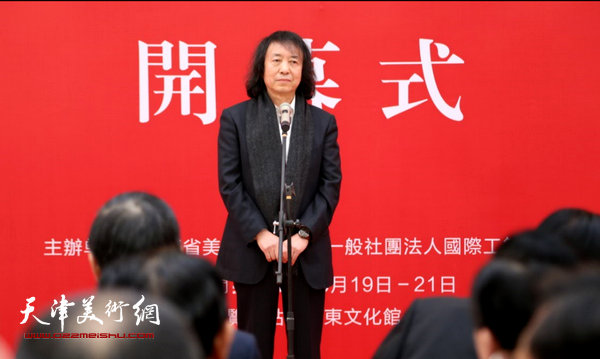 刘新华教授在画展开幕仪式上讲话。