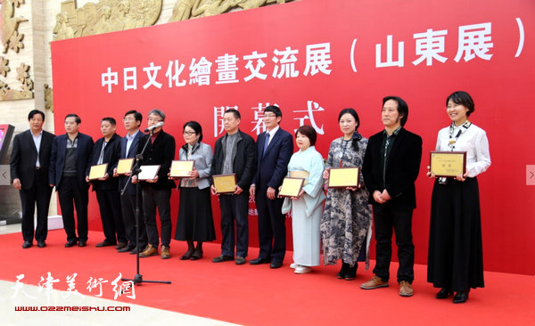 天津大学工笔重彩研究所博士生李群（右一），博士生于栋华（右三）均获银奖。