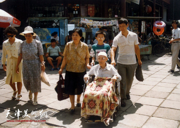 1994年，梁霄鸾、曹恩祥陪伴梁崎先生游览古文化街途中