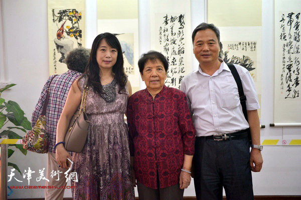 2015年9月，梁霄鸾与邢立宏、乔美娟在梁崎作品展上。