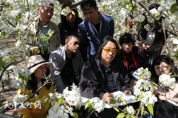 贾广健导师带领学生们写生。