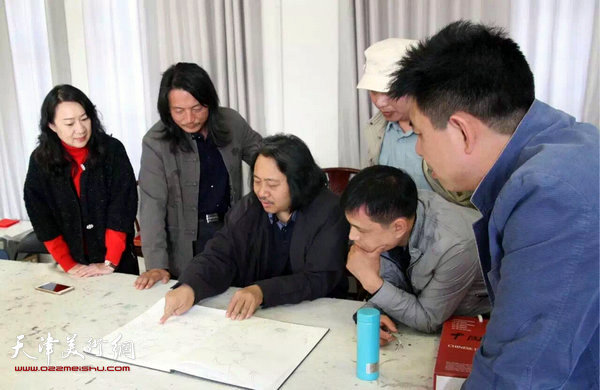 写生归来，贾广健导师示范并讲授写生技法。