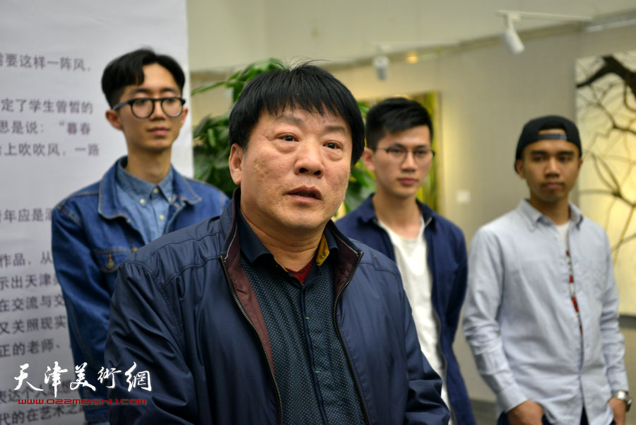 天津图书馆艺术展厅负责人、画家高原春致辞。