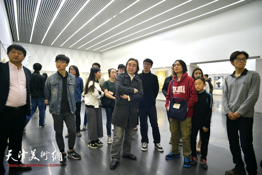 图为王小杰、郝青松与同学们观看作品。