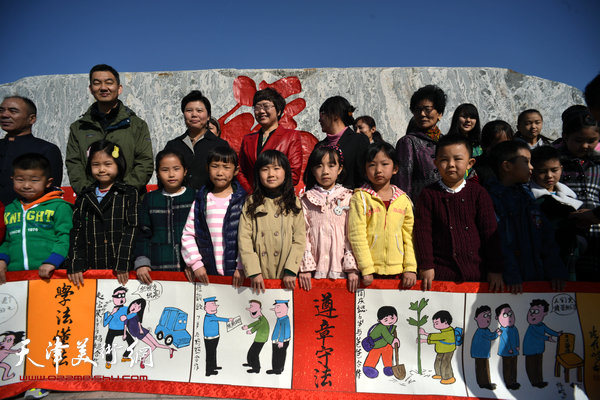邓店村百名少儿绘制百米长卷。