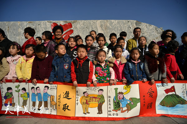 邓店村百名少儿绘制百米长卷。