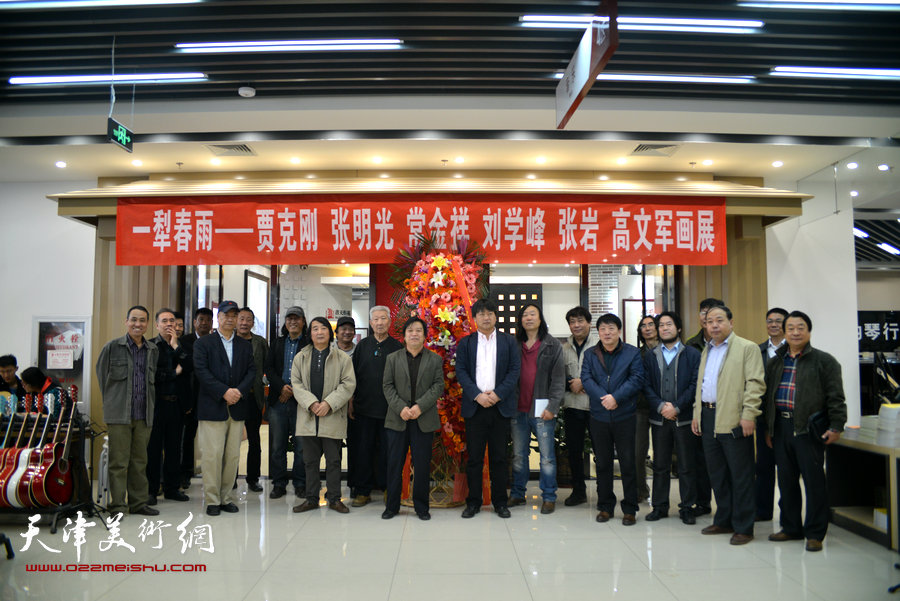 “一犁春雨”六人画展在天津图书大厦艺术展厅开幕。