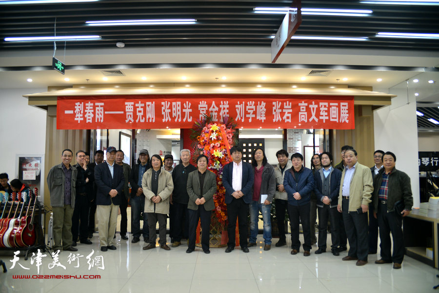 “一犁春雨”六人画展在天津图书大厦艺术展厅开幕。