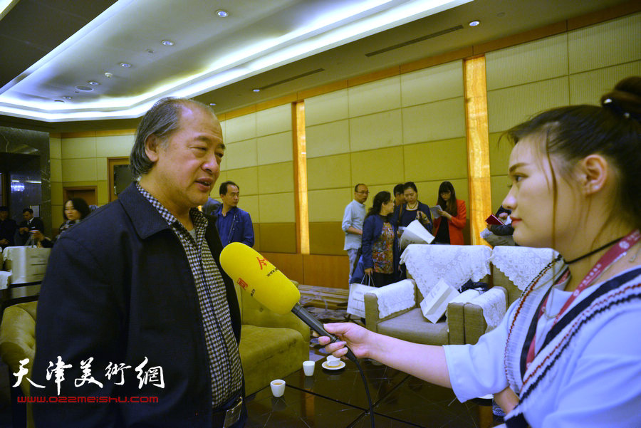 王书平在成立大会现场接受媒体采访。