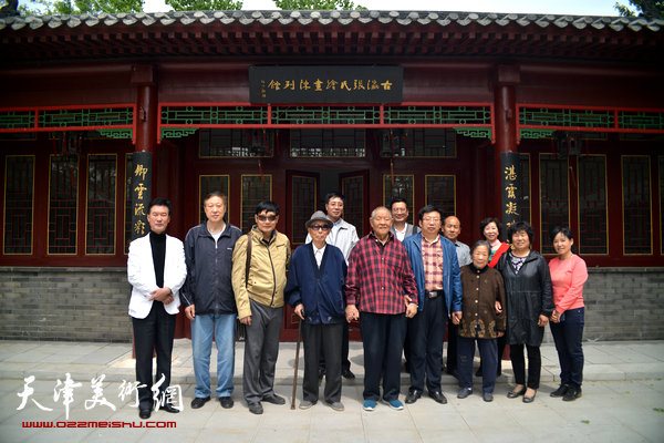 图为张锡武先生与天津客人以及当地干部群众在“古瀛张氏绘画陈列馆”。