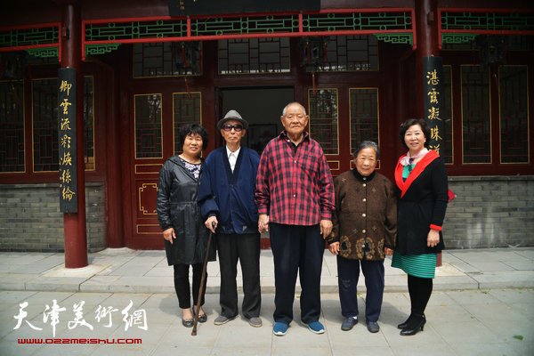 图为张锡武先生与李克玉夫妇、冯字锦、李秀琴在“古瀛张氏绘画陈列馆”。