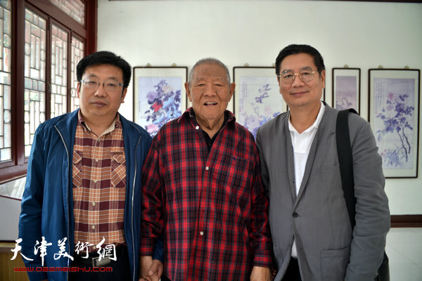 图为张锡武、张佩刚、刘连华在“古瀛张氏绘画陈列馆”。