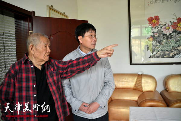 图为张锡武、高天武在“古瀛张氏绘画陈列馆”。
