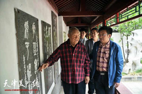 图为张锡武、刘连华陪同天津画家在“碑廊”参观。