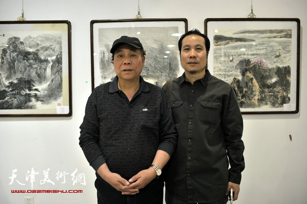 郭凤祥、杨俊甫在画展现场。