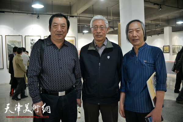 孙玉河、赵正阳、王佩翔在画展现场。