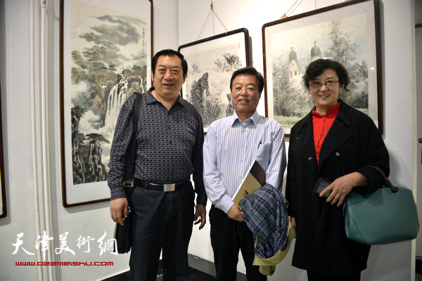 孙玉河、杨建国、王蔓榕在画展现场。
