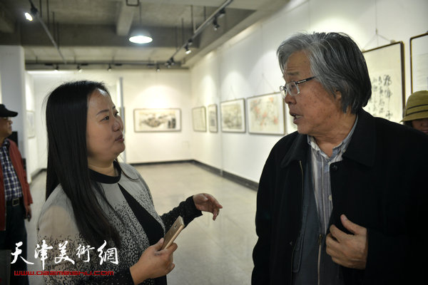 陈冬至、李知远在画展现场。