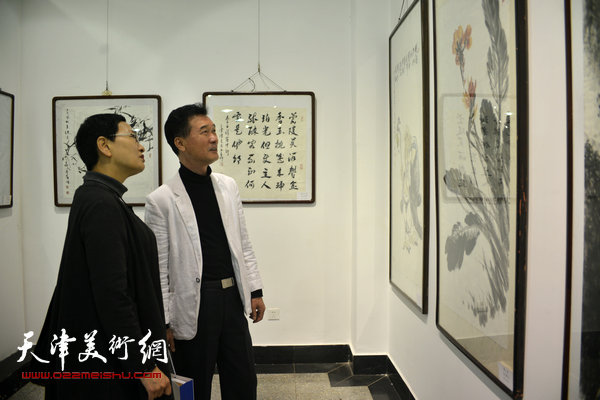 郑少英、陈之海在欣赏画作。