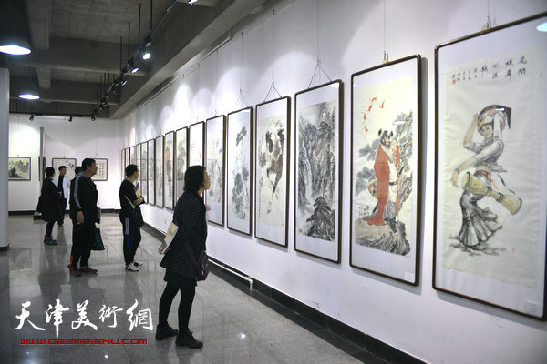 图为画展现场。