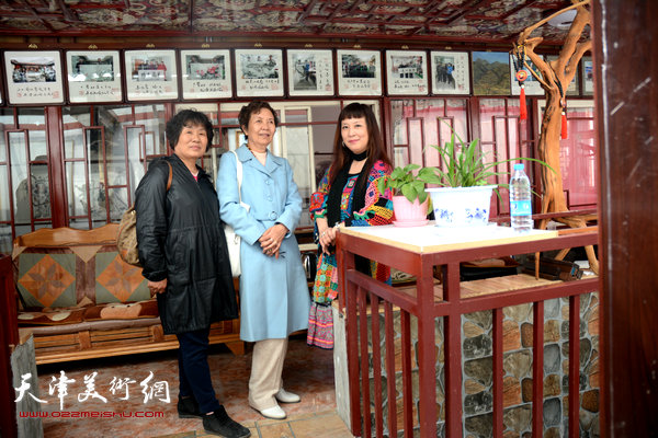 左起：李永琴、陶洁、黄雅丽参观谭忠书画院