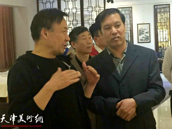 徐庆举在画展现场与来宾交流。
