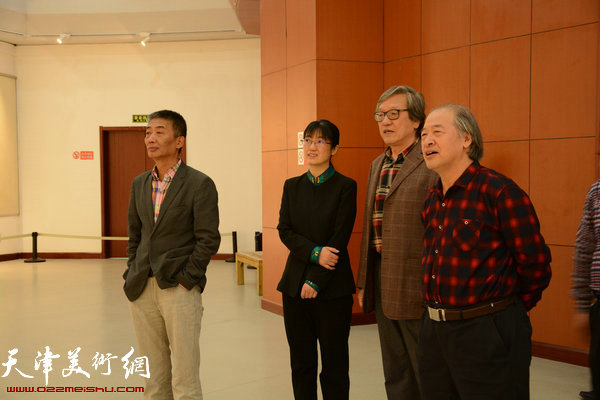 王书平、邓国源、成丽、王家斌在画展上。