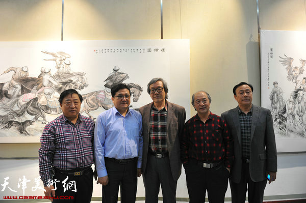 左起：王新民、商移山、王家斌、王书平、刘建东在画展上
