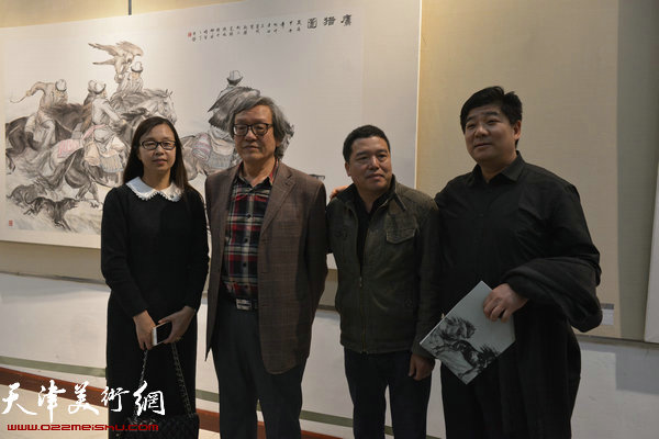 王家斌、董克诚、苏萍在画展上。