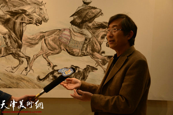 泰山学院美术学院院长刘刚在画展上。