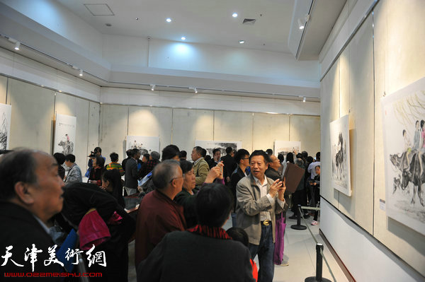 王家斌国画邀请展开幕第一天就吸引了大批群众观展