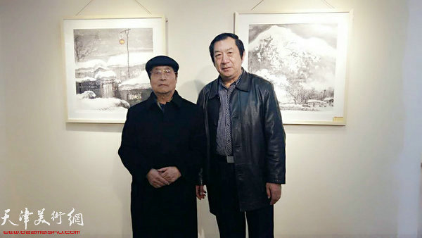 孙玉河与韩文来在画展上。
