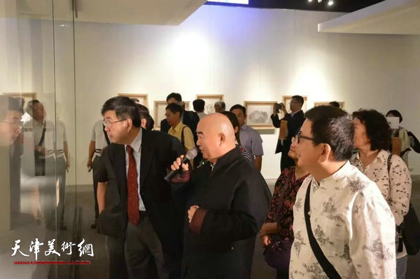 尹沧海教授陪同台湾中国文化大学李天任校长参观画展