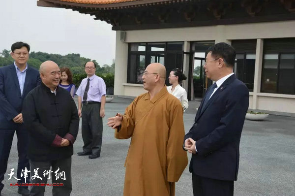 南开大学朱光磊副校长、佛光山副住持慧伦法师与尹沧海教授在本馆佛陀观景台