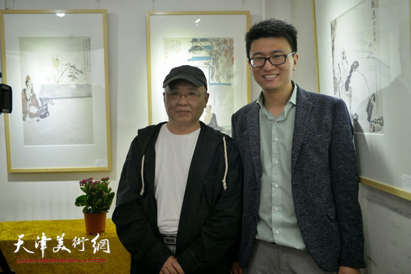 张超与老师杨志刚在画展现场。