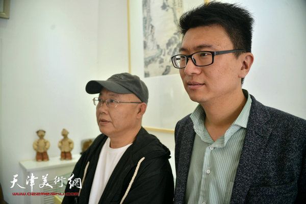 张超与老师杨志刚在画展现场。
