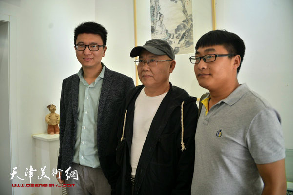 张超与老师杨志刚、天津师范大学硕士张文斌在画展现场。