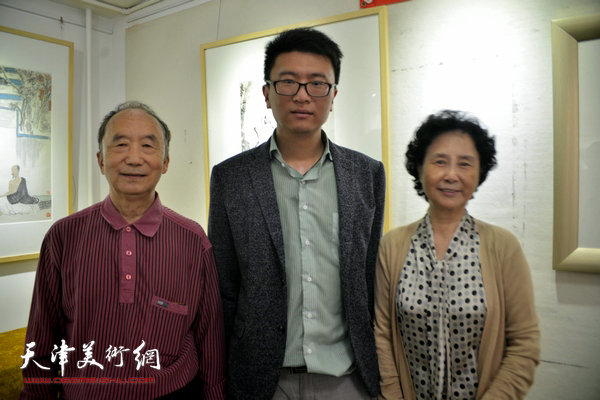 张超与贵州省美术家协会副主席巫子强、中国文联出版社编审皮远乡在画展现场。