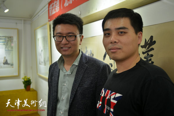 张超与天津大学博士李成一在画展现场。
