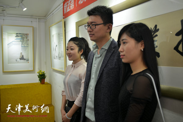 张超与天津大学博士邹萍绣、天津大学博士崔怡凡在画展现场。