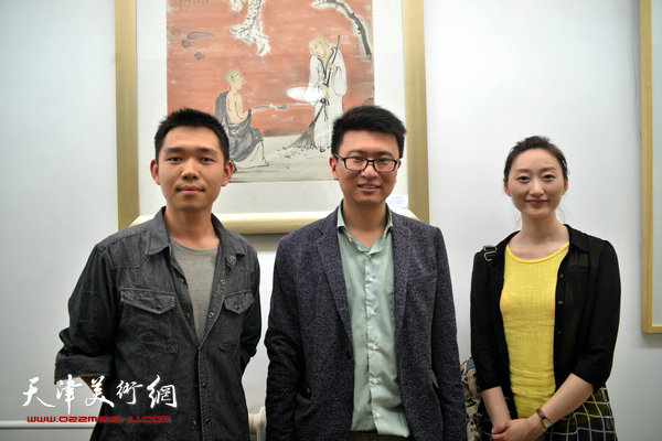 张超与每日新报记者回振岩、北方网记者刘达在画展现场。