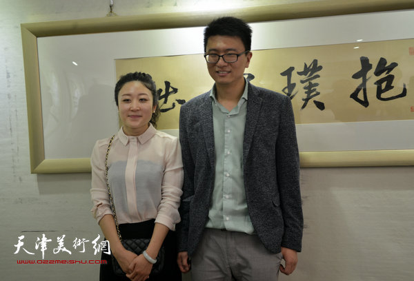 张超与天津大学博士崔怡凡在画展现场。