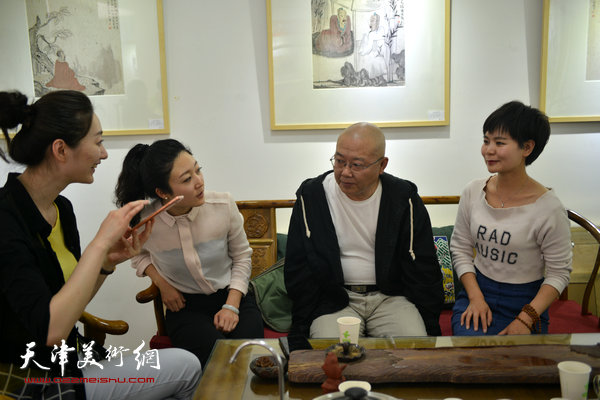 杨志刚在画展现场与来宾交流。