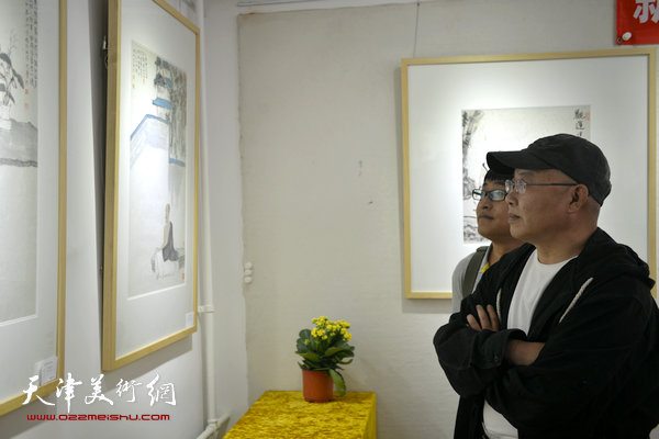 杨志刚在现场观赏画作。