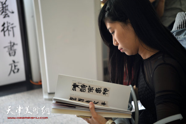 邹萍绣在现场阅读张超画集。