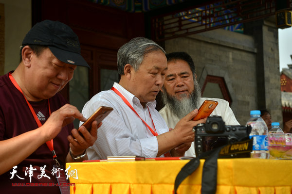 天津市书法家协会主席唐云来在启动仪式现场。