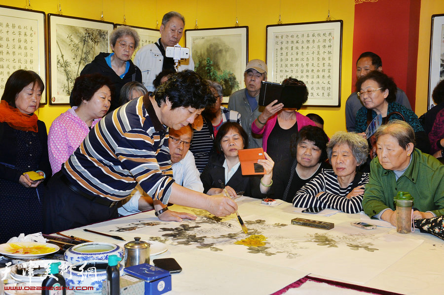 花鸟画家翟洪涛老师首期书画公益讲堂现场讲授写意花鸟技法。