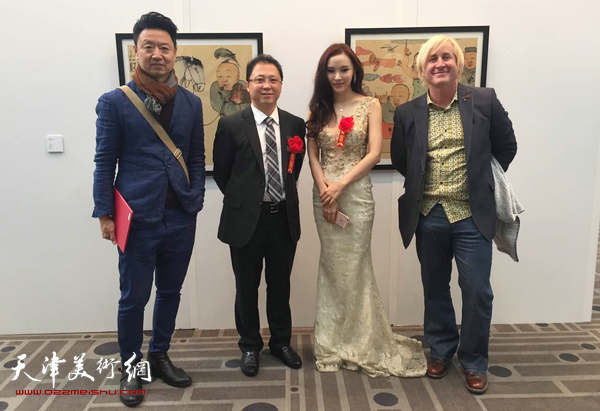 李旺与中外嘉宾在“2016年中国关注艺术家作品国际展”现场。