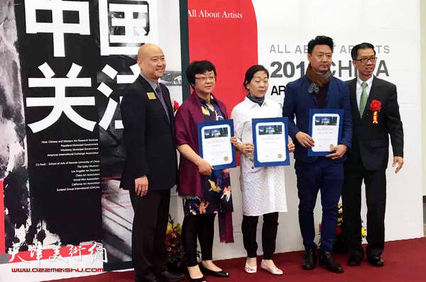 蒙市副市长梁侨汉向参展艺术家们颁发了参展证书。
